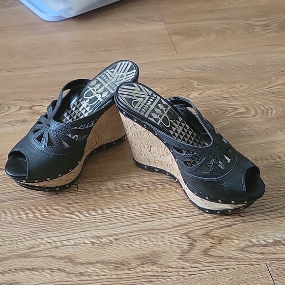 NEVER WEAR - Picture 3 of 3